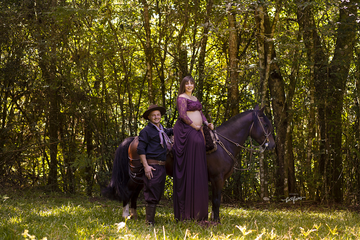 os pais levaram o cavalo para as fotos externas