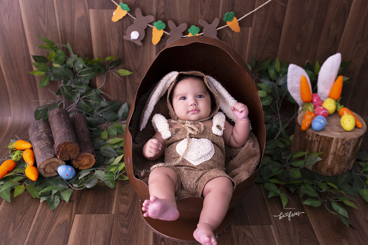o bebe esta no ovo par as fotos de pascoa