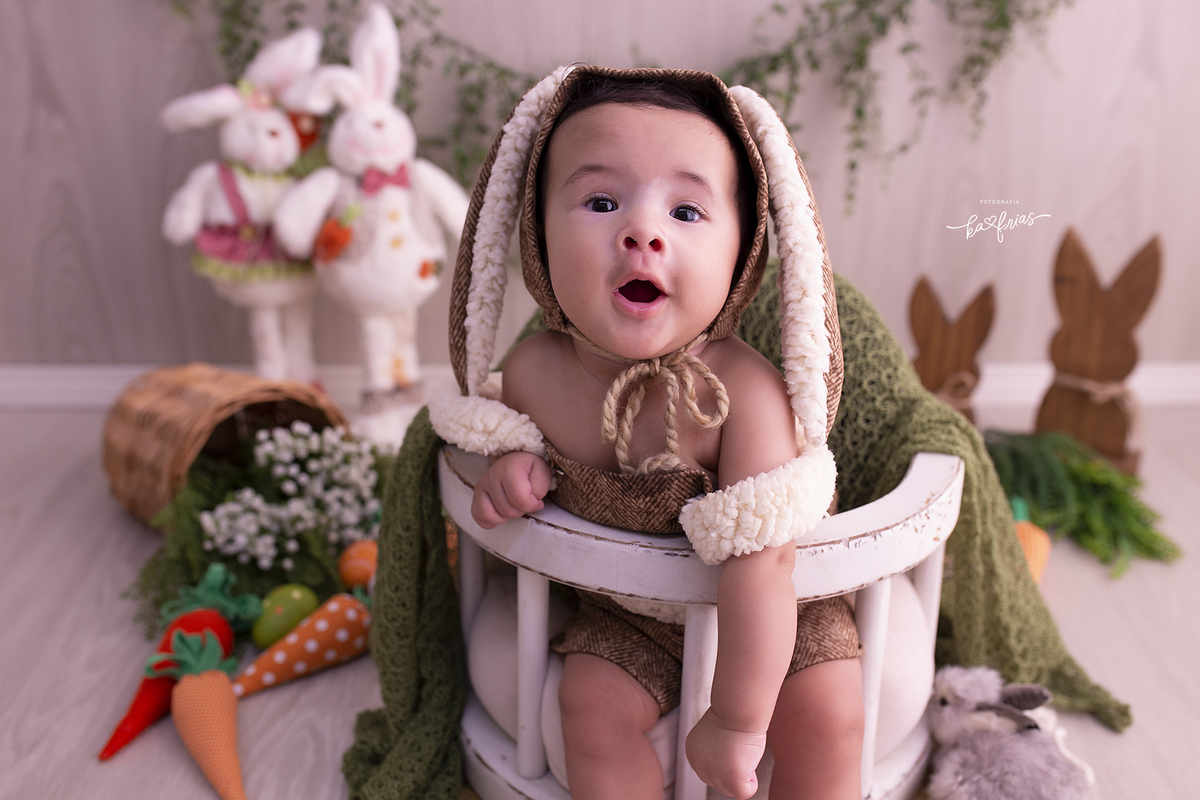 o menino faz boquinha no ensaio de pascoa 2022