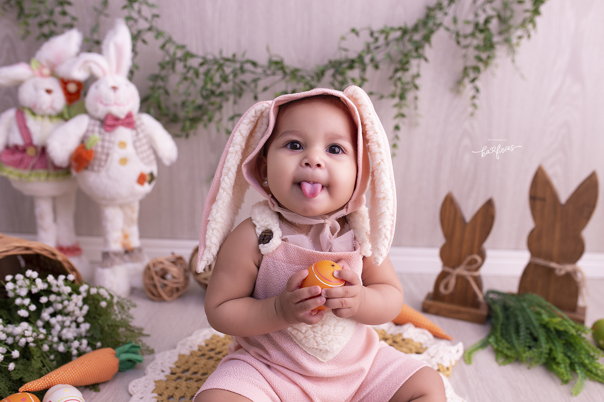 a bebe esta vestida de coelho para as fotos mensais