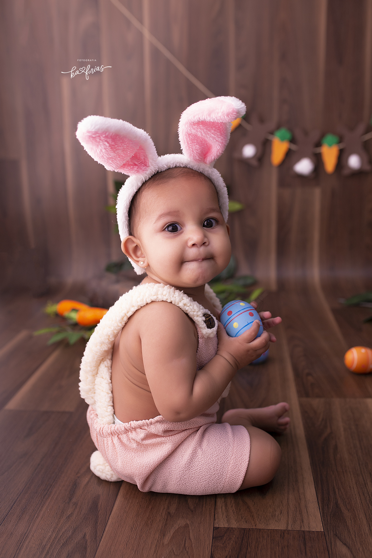 no ensaio infantil a bebe olha para a fotografa de bebes de caxias do sul, ka frias