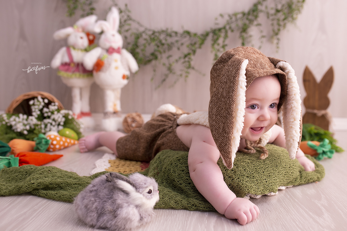 o bebe esta de bruços para o ensaio de pascoa