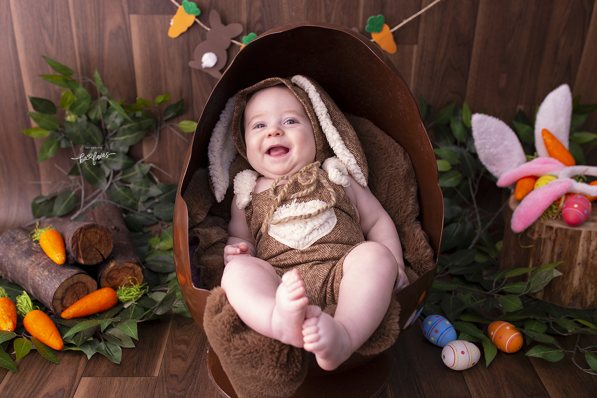 no ensaio de pascoa o menino esta dentro do ovo