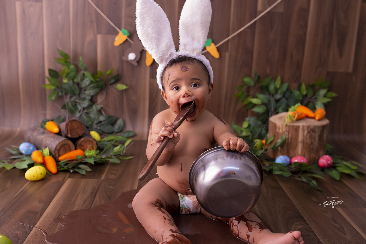 o menino se lambuza com chocolate