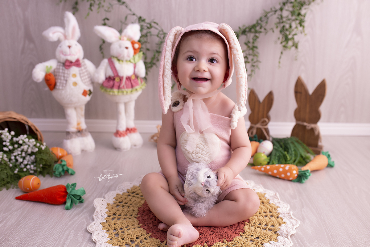  a menina esta vestida de coelho para as fotos de pascoa