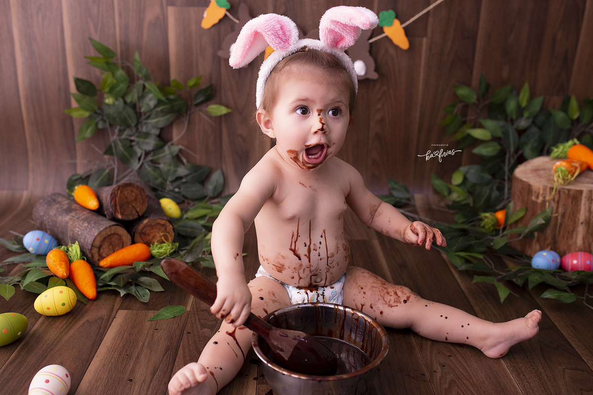 a menina se lambuza nas fotos de pascoa 2022
