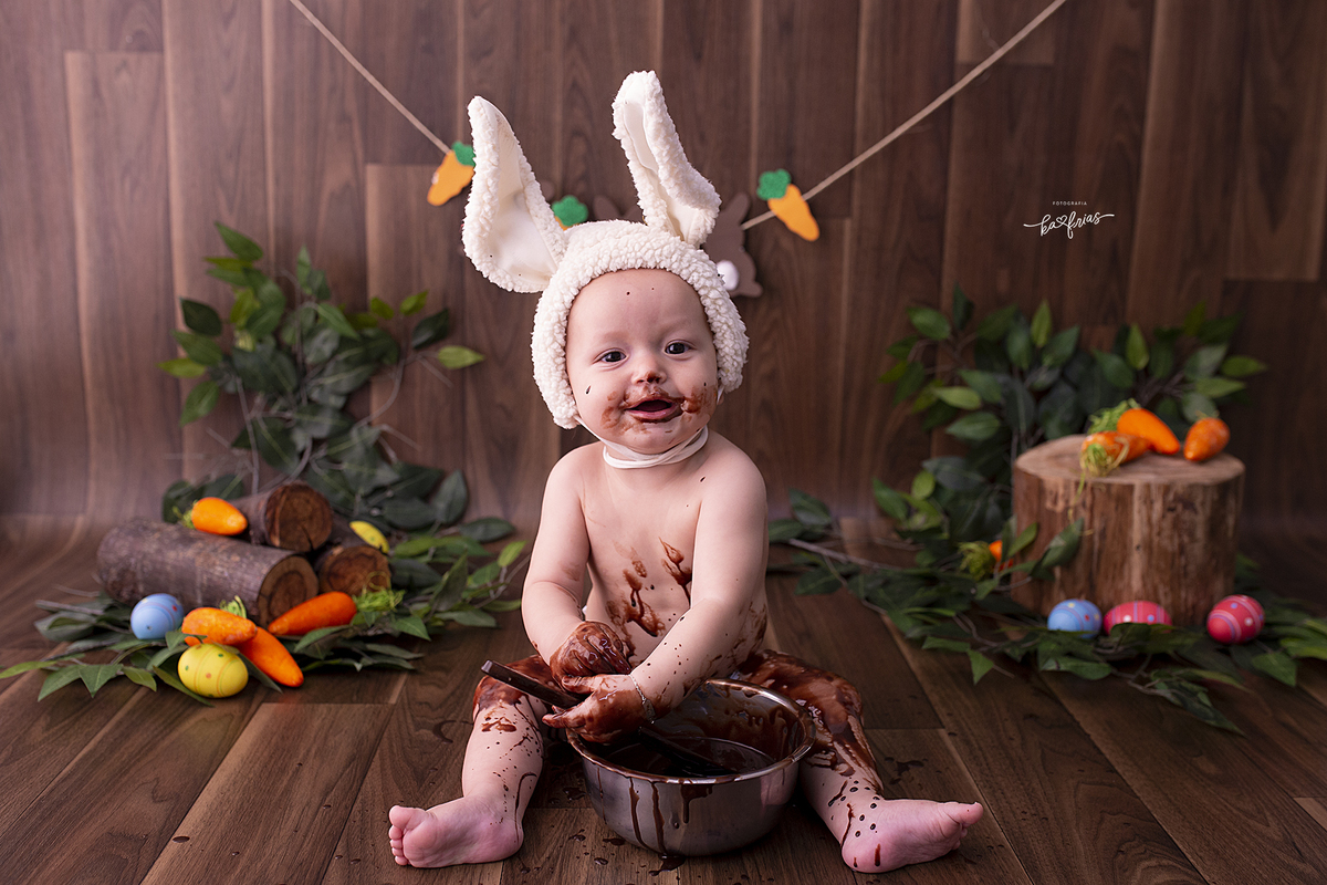 no ensaio de pascoa o bebe olha para a fotografa ka frias