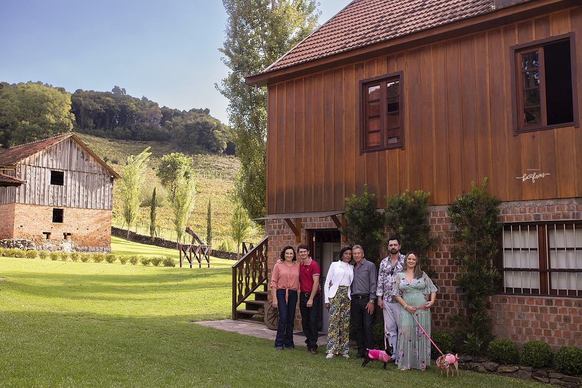 a familia posa para a fotografa de caxias do sul, ka frias