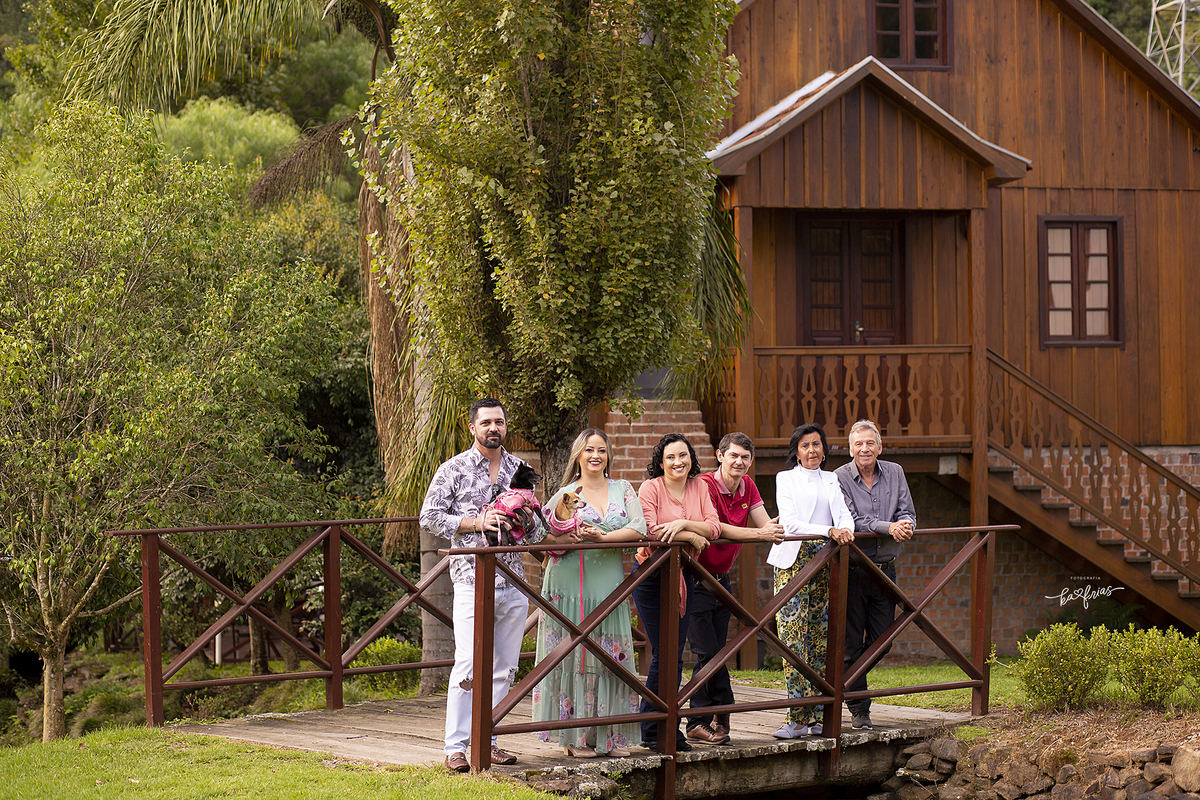 a familia escolhe o local das fotos na serra gaucha