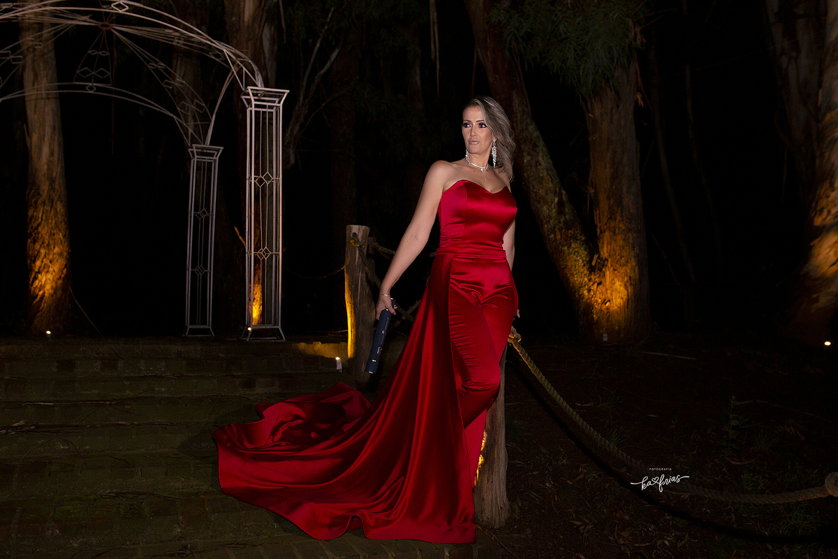 na formatura a formanda posa