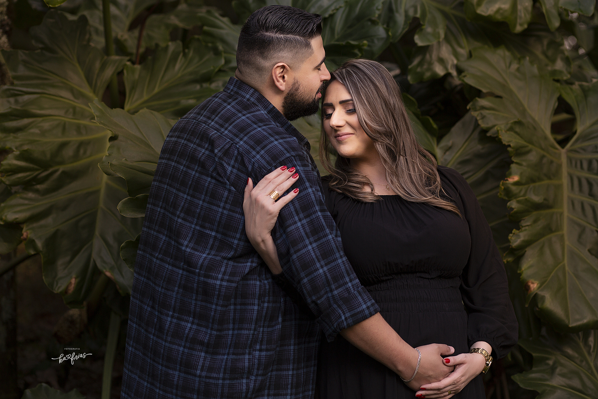 o homem beija a testa da esposa no ensaio externo