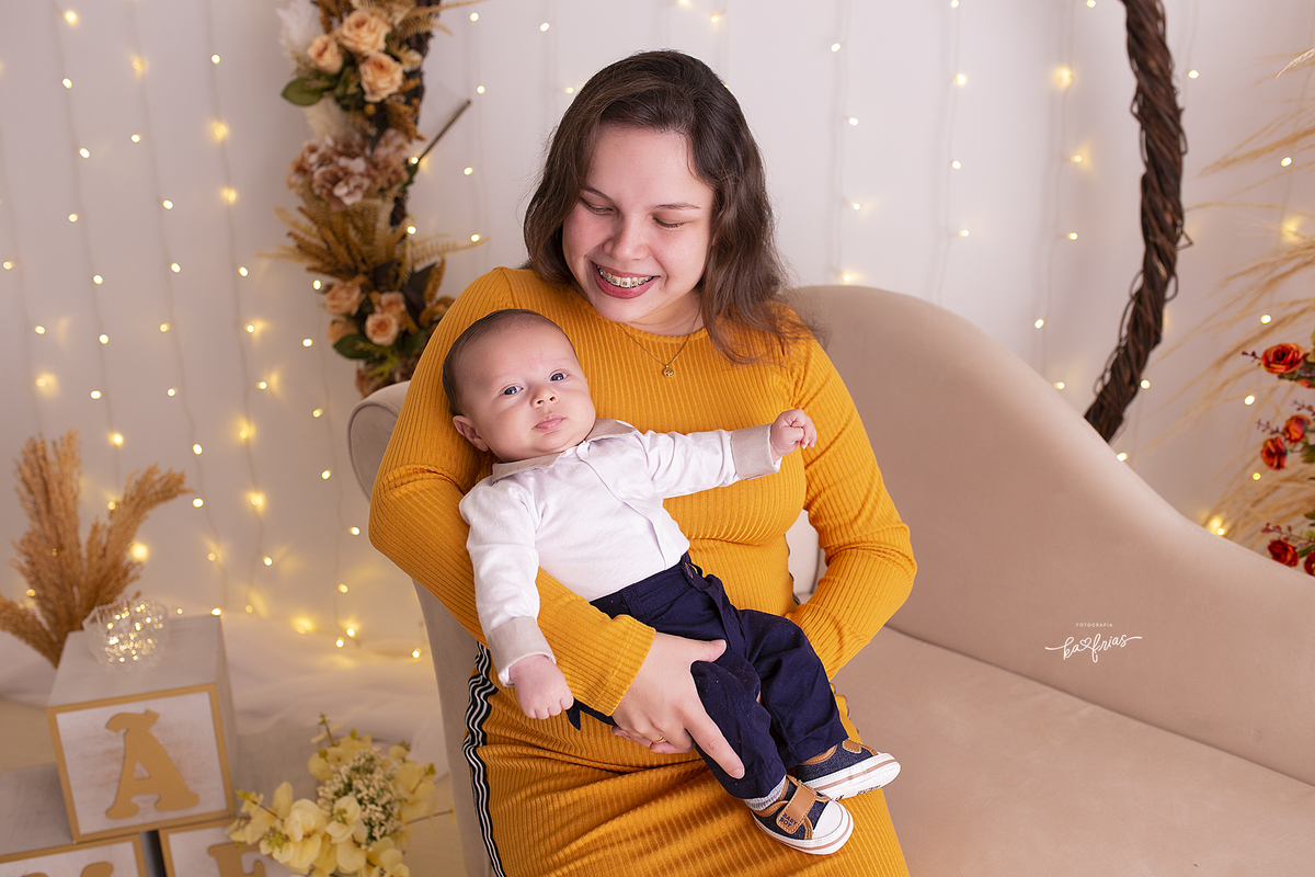 no ensaio de dia das maes 2022 a mae olha para o filho