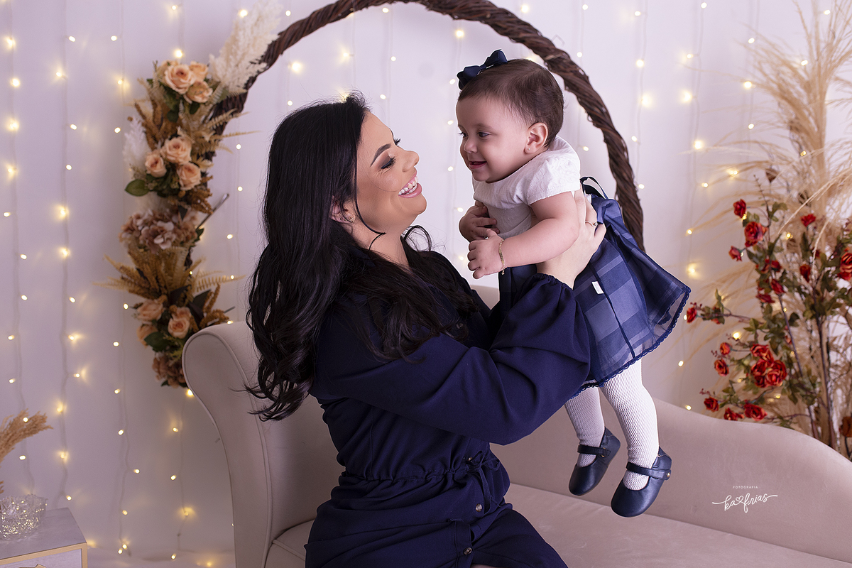 a mae brinca brinca com a filha no ensaio de dia das maes