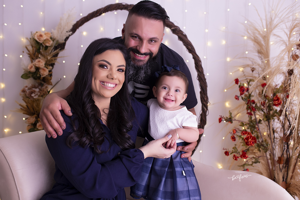 a familia sorri no ensaio em estudio