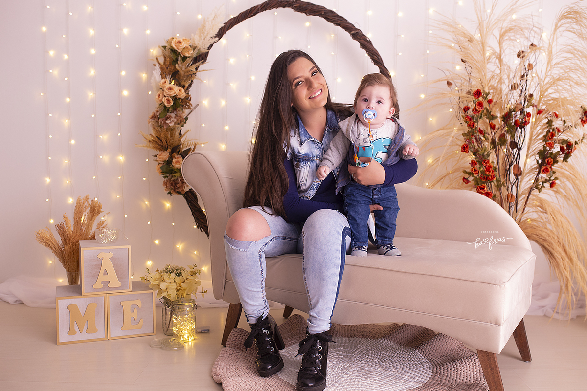 a mae posa com o filho para o ensaio de dia das mães 2022