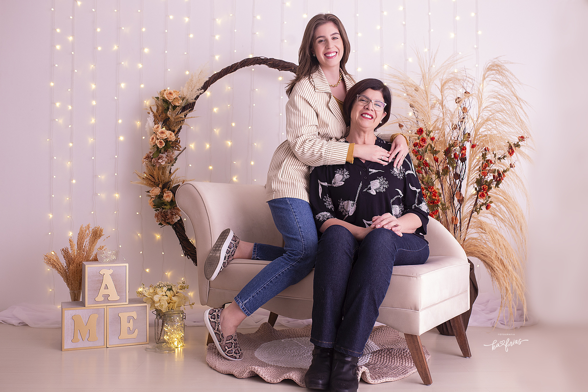 a filha abraça a mae no ensaio 