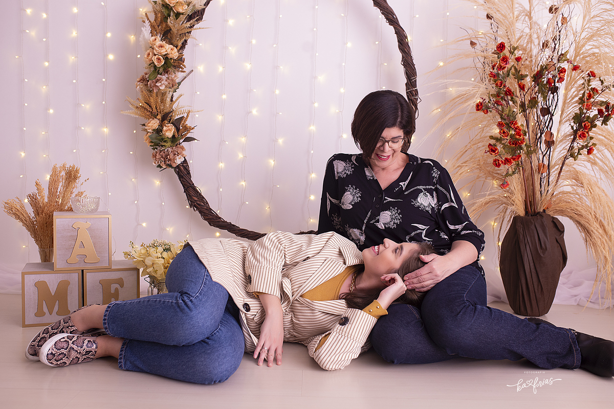 mae e filha se olham para as fotos de dia das maes