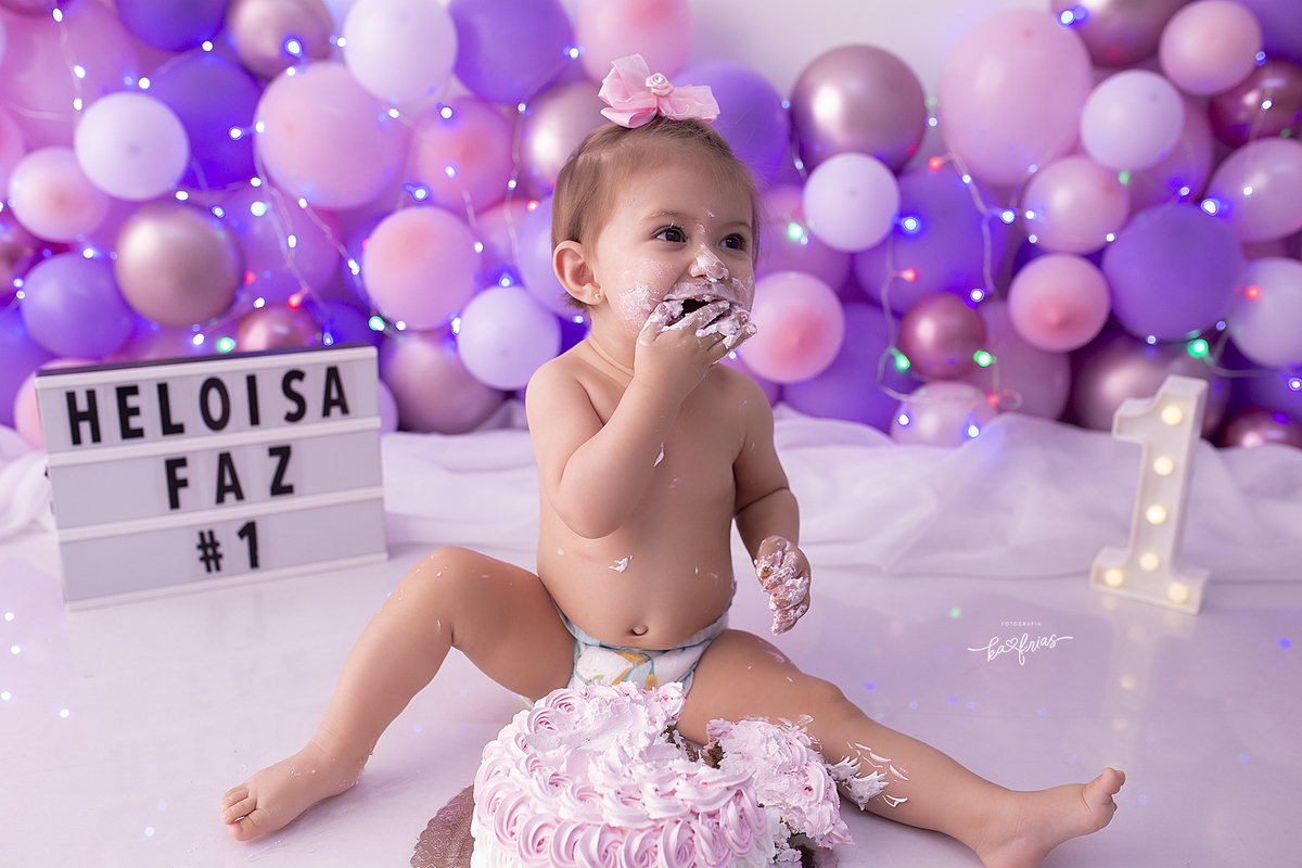 a bebe come o bolo nas fotos do smash