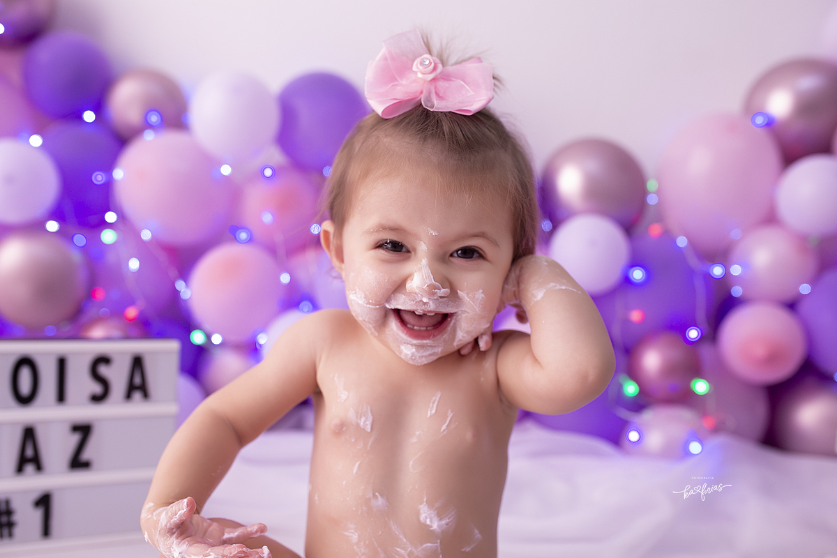 a menina olha para a fotografa de bebe de caxias do sul, ka frias