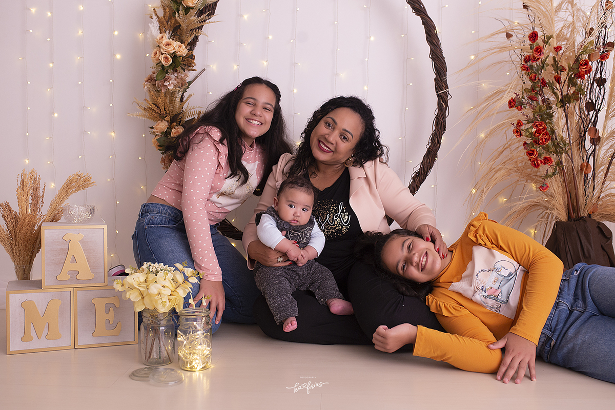 a mae posa com os filhos no estudio