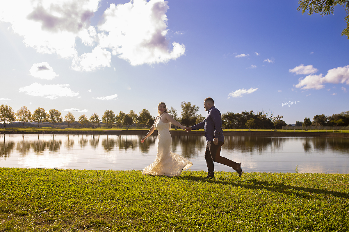 o casal brinca no ensaio externo