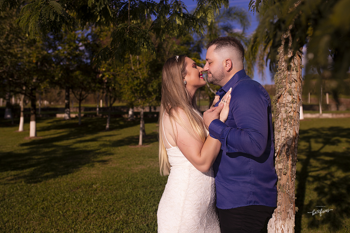 o casal se beija no ensaio pre wedding