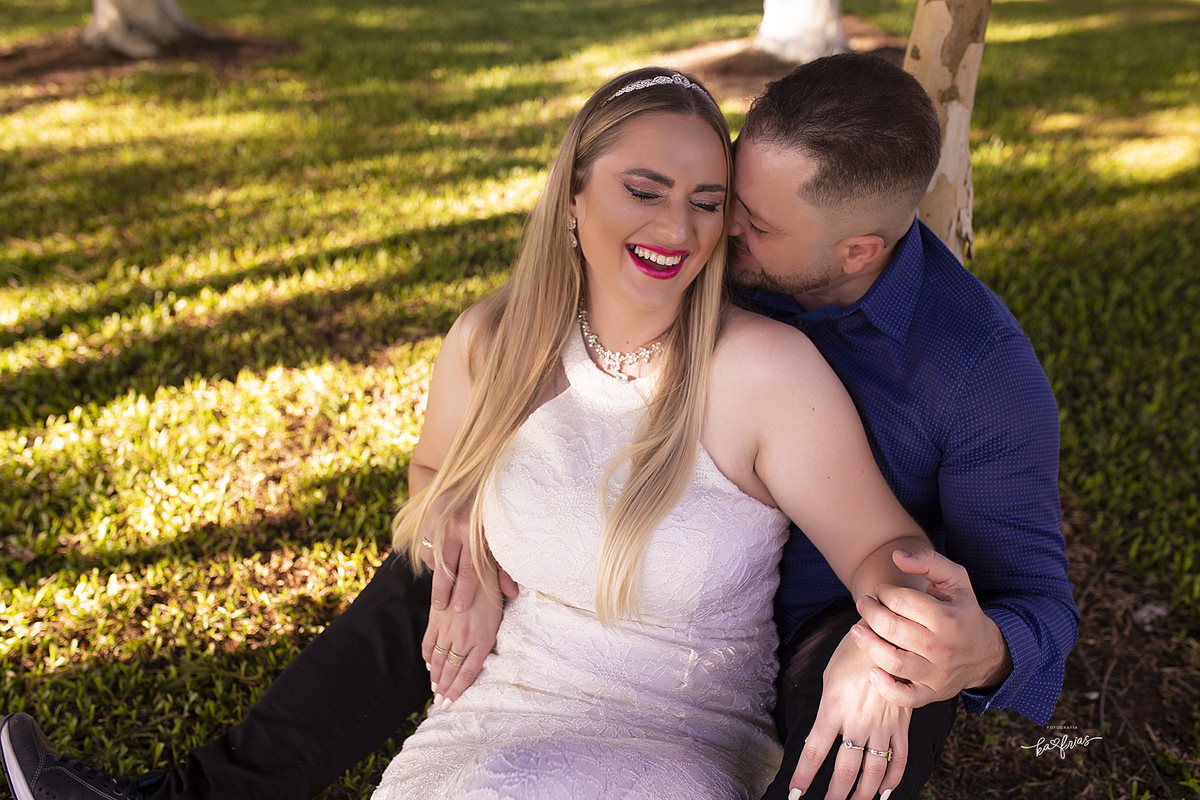 os modelos sorriem durante fotos de casal