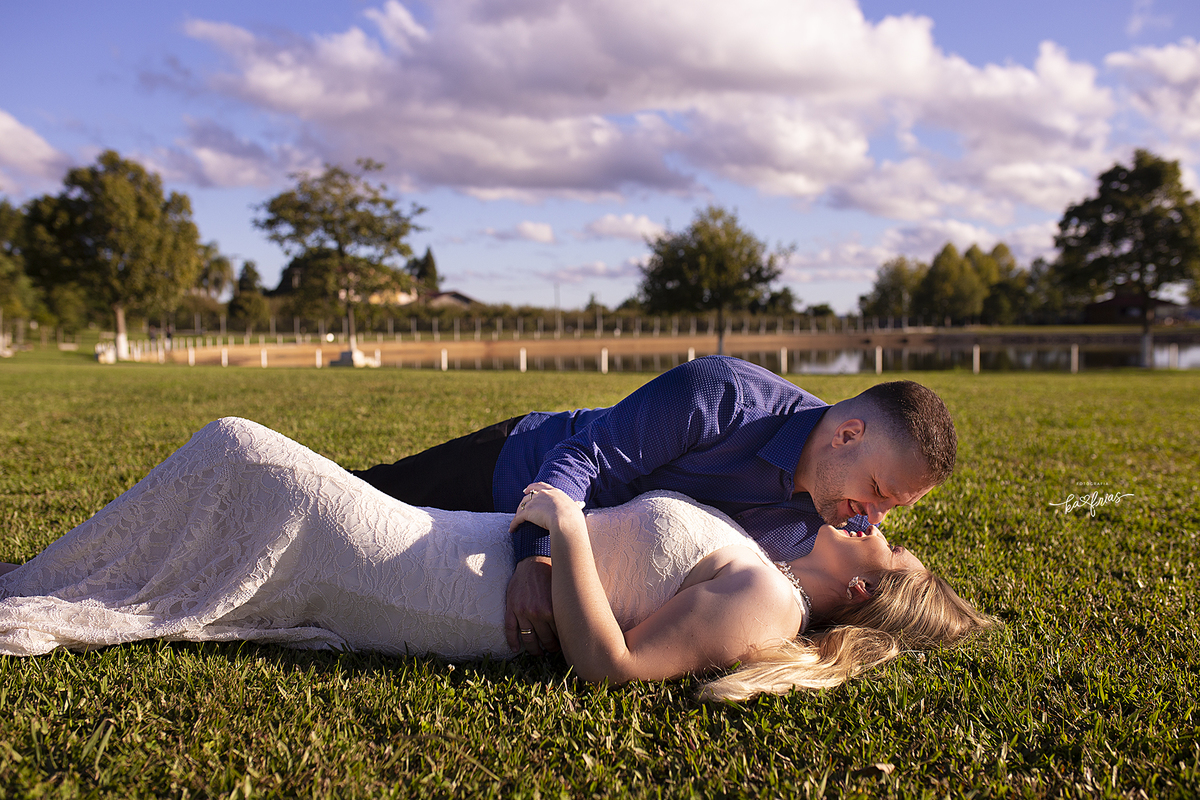 no ensaio externo de casal os modelos estao no chao