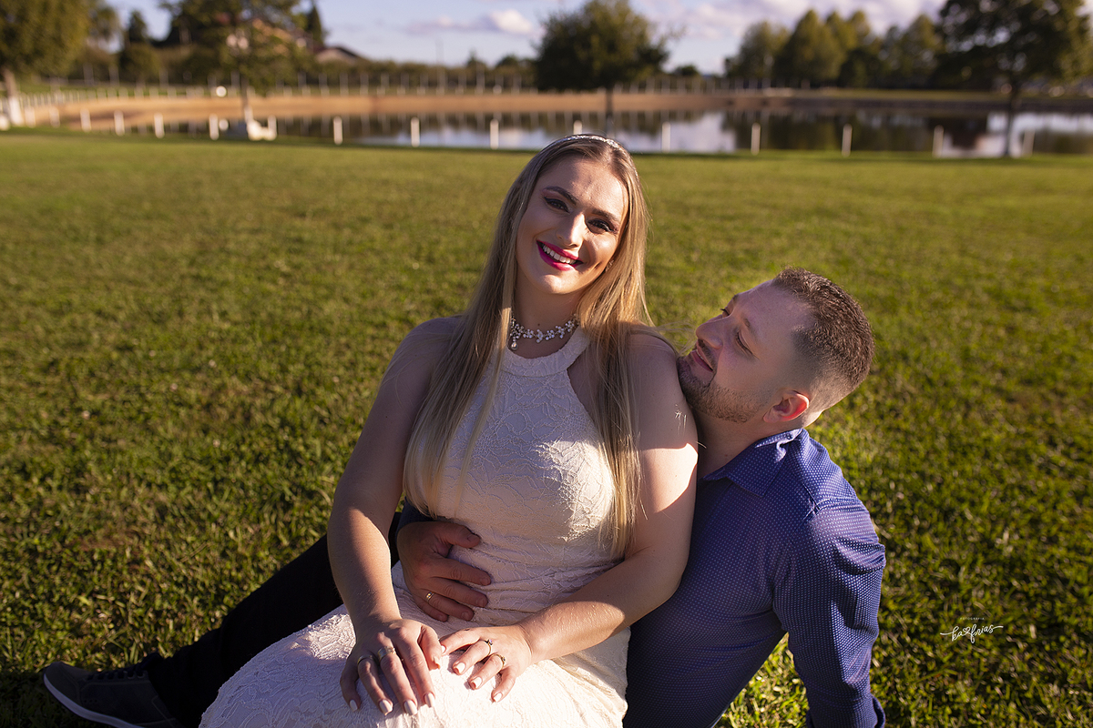 o marido olha para a esposa durante sessão de fotos