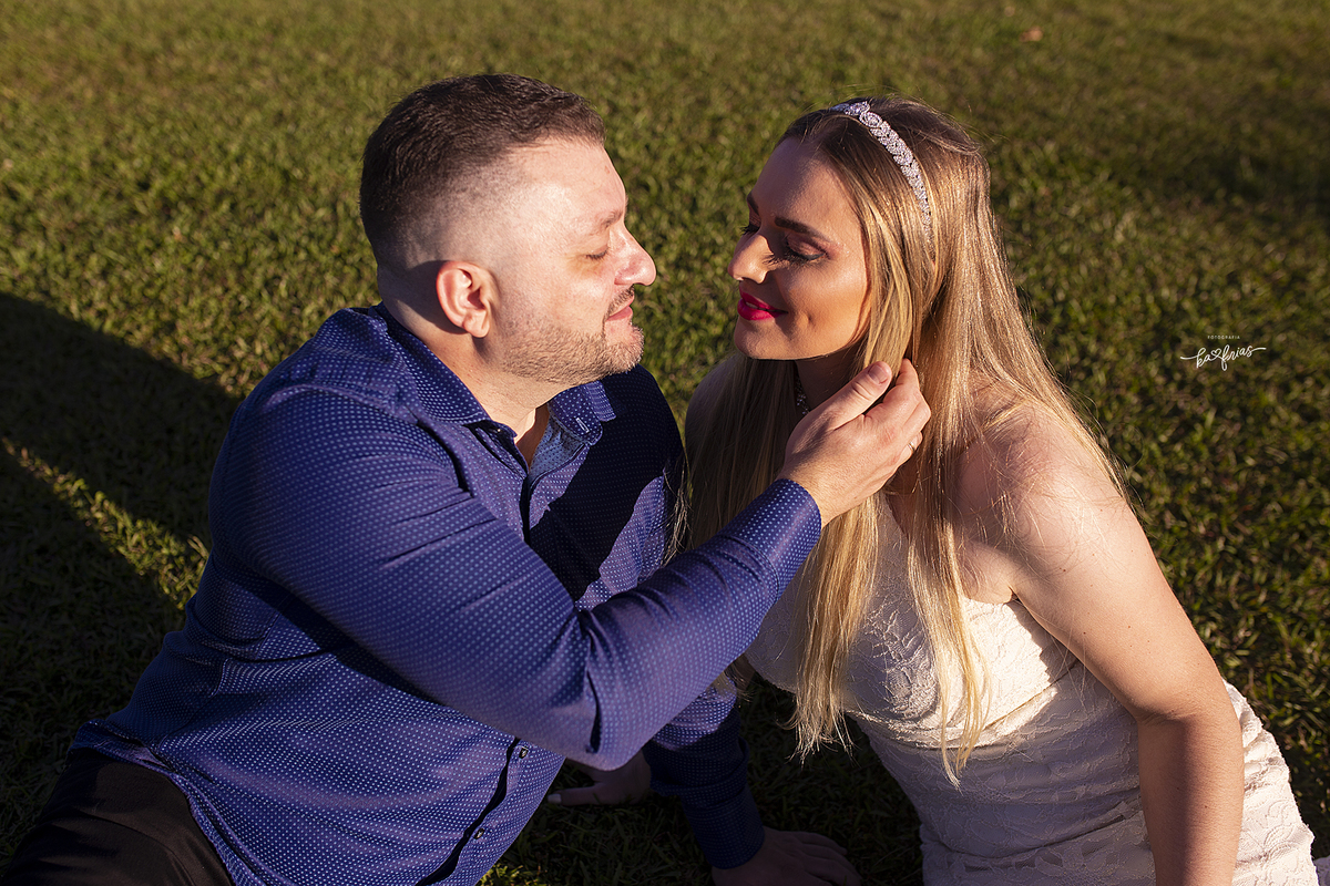 os noivos trocam carinhos na sessão externa