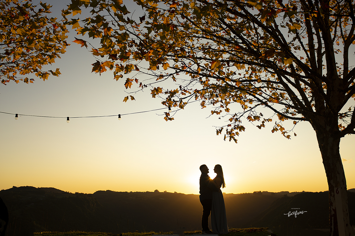 o casal posa para a fotografa de casamento de caxias do sul-rs, ka frias