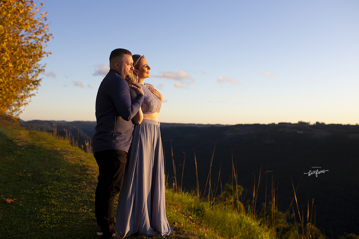 os noivos apreciam o por do sol