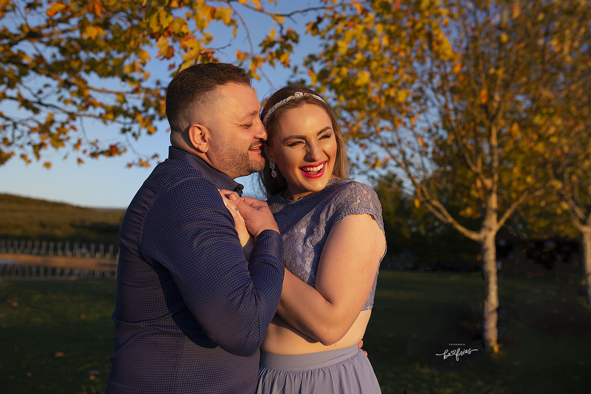 no ensaio externo pre wedding, os noivos riem