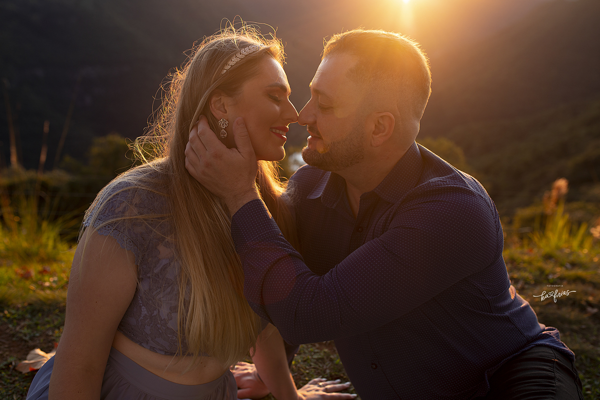 por do sol e carinho no ensaio de casal