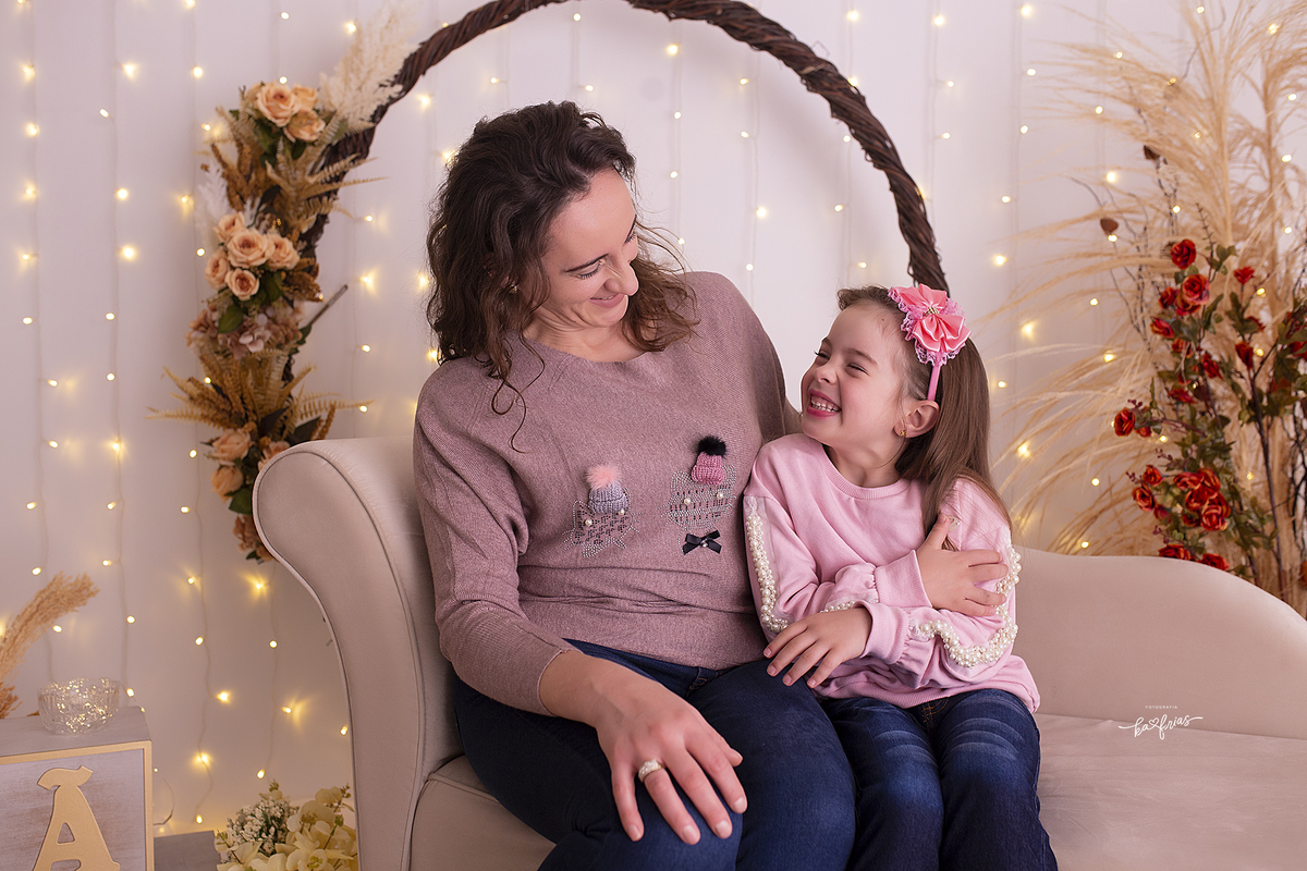 mae e filha se olham durante ensaio de dia das maes