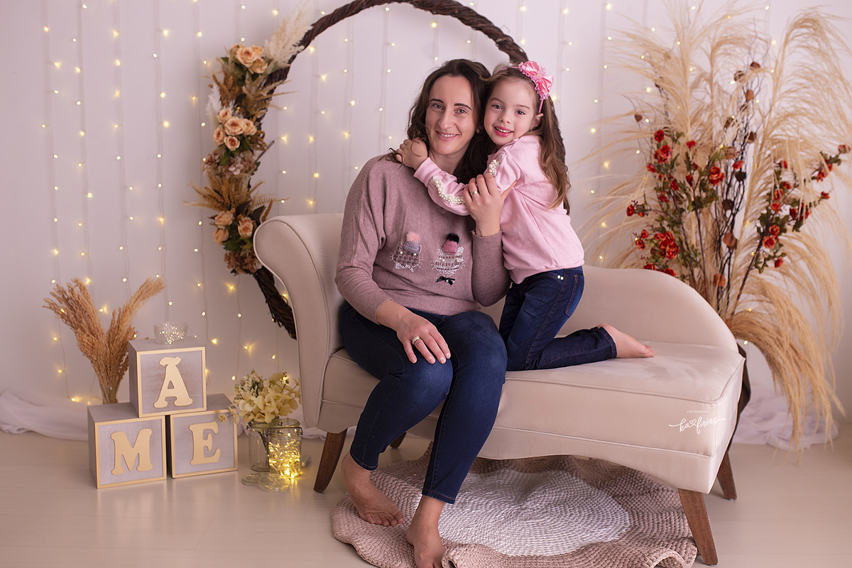 a filha abraça a mae na sessão em estudio