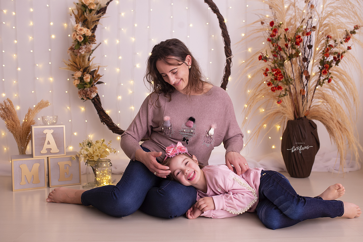 a mae faz carinho na filha na sessão de dia das mães 2022