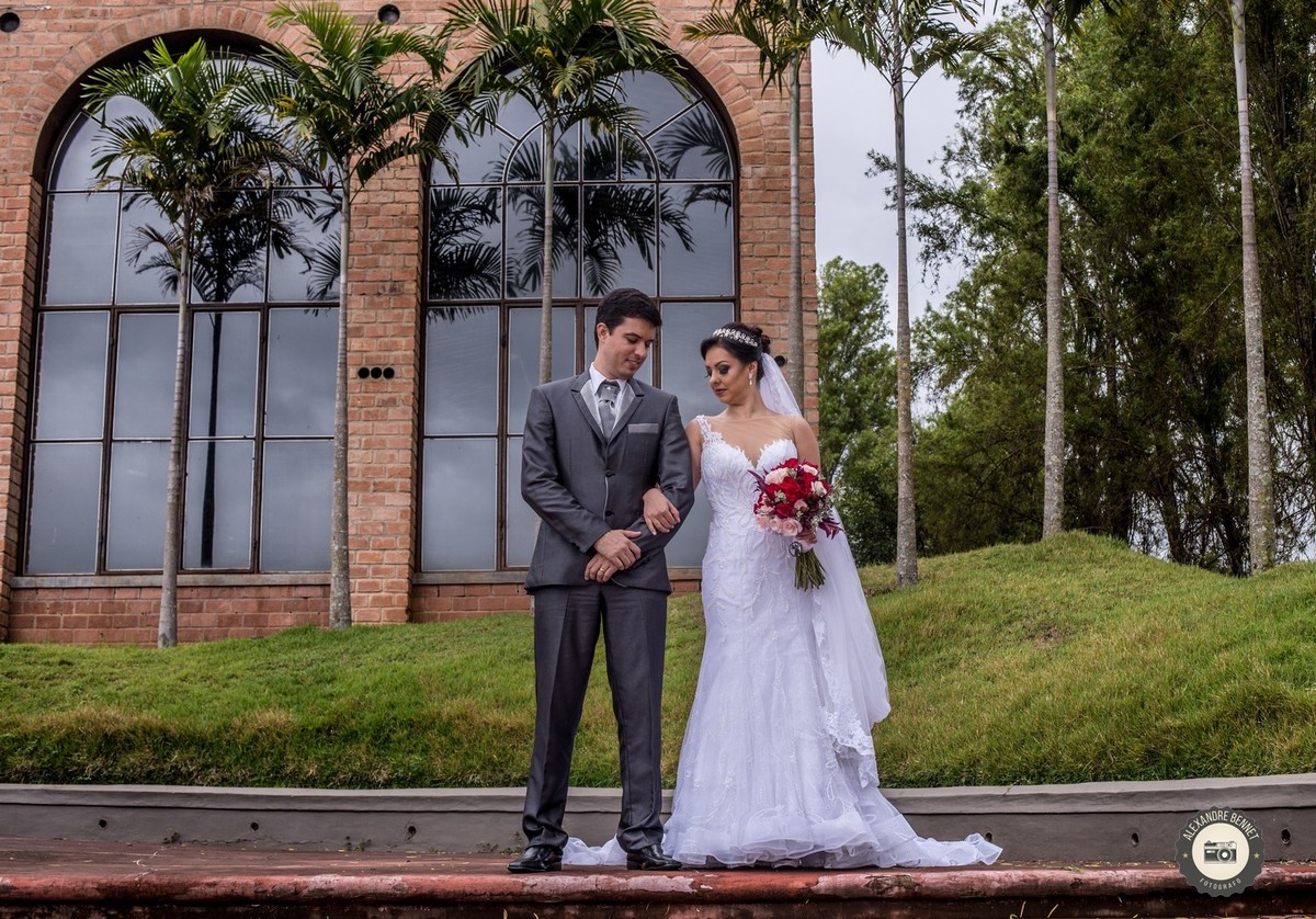 Casal de braços dados nas ruas da bela cidade de Tiradentes-mg