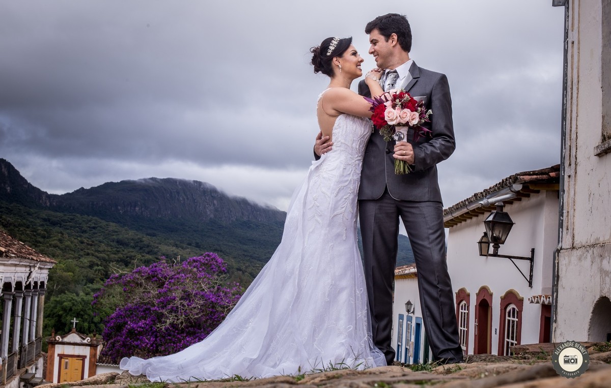 Casal se olha de braços dado na rua da Igreja Matriz de Santo Antônio na cidade de Tiradentes-MG