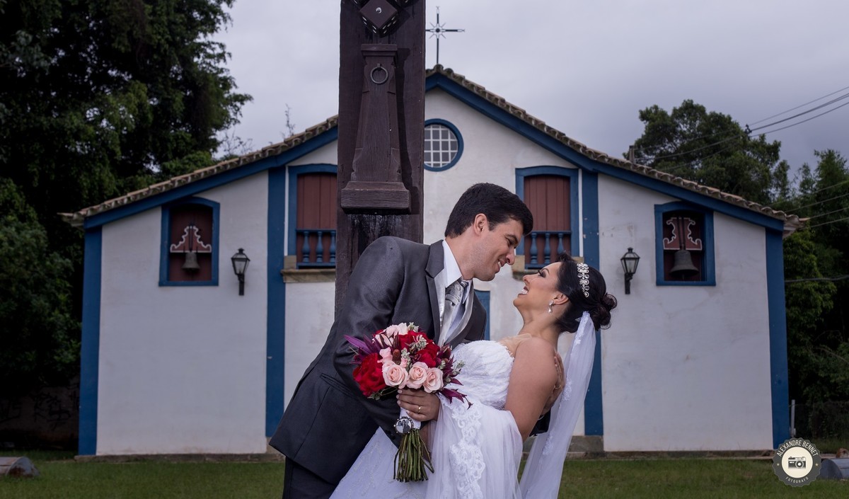 Em ensaio Pós wedding casal se olha na frente da igreja em Tiradentes-MG 
