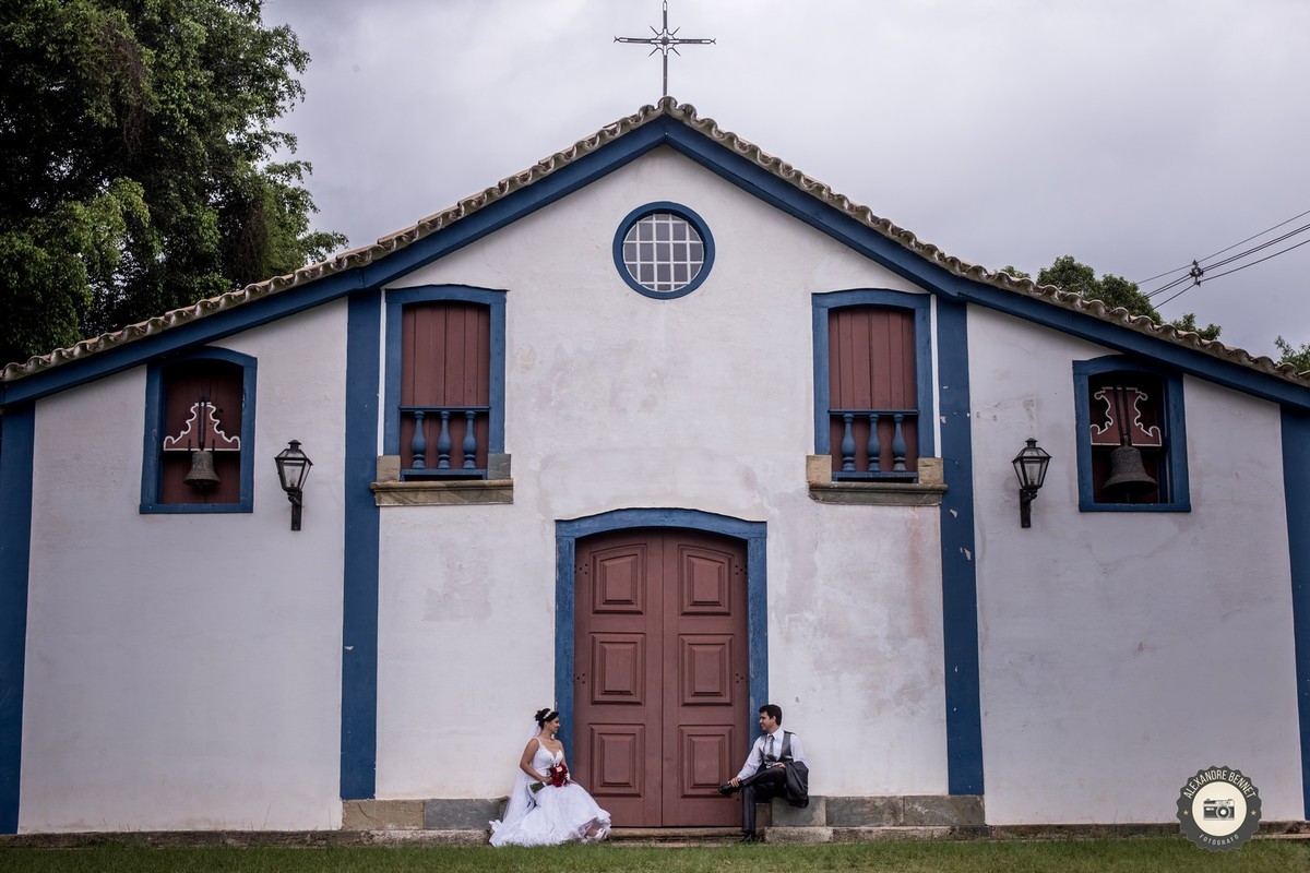 Sentados na porta de uma igreja em Tiradentes-MG o casal troca olhares 