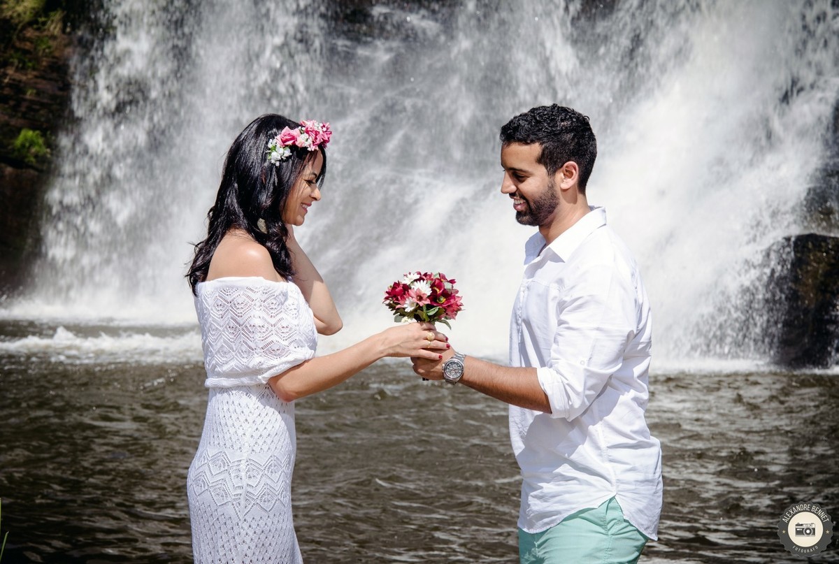 Noivo entrega o buquê para a noiva em saio pré wedding realizado na cidade de Carrancas-MG