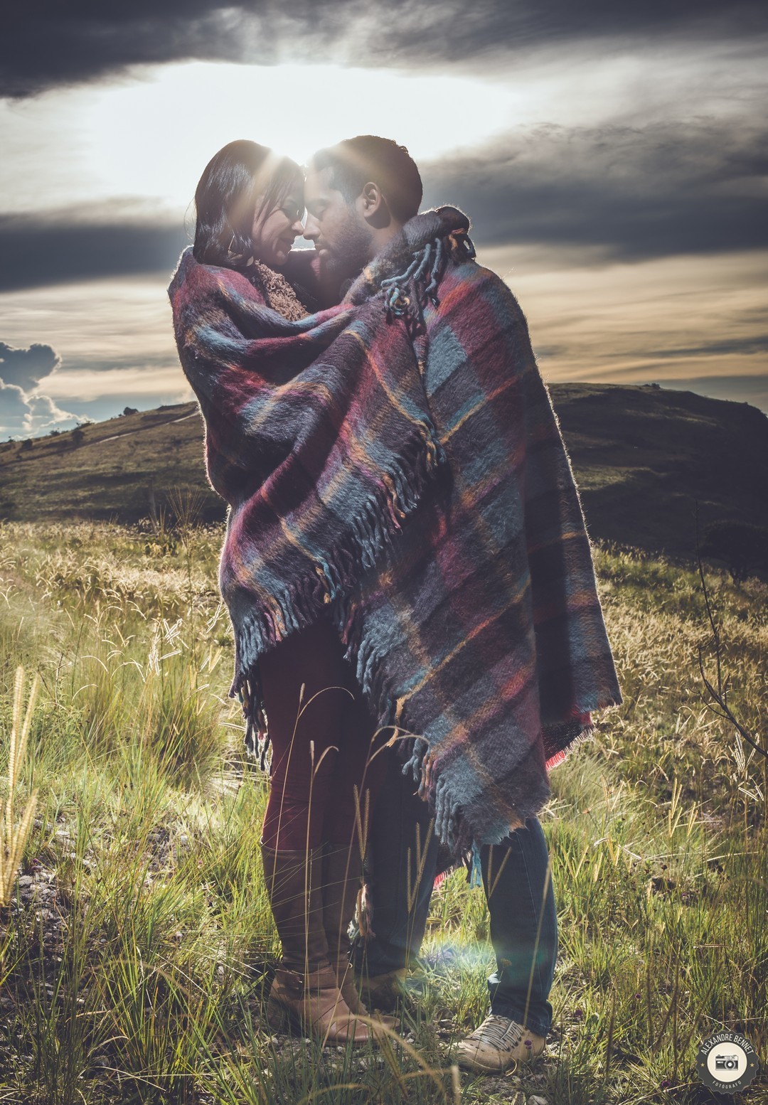 Em um momento muito romântico casal se beija no alto de um morro em Carrancas-MG 