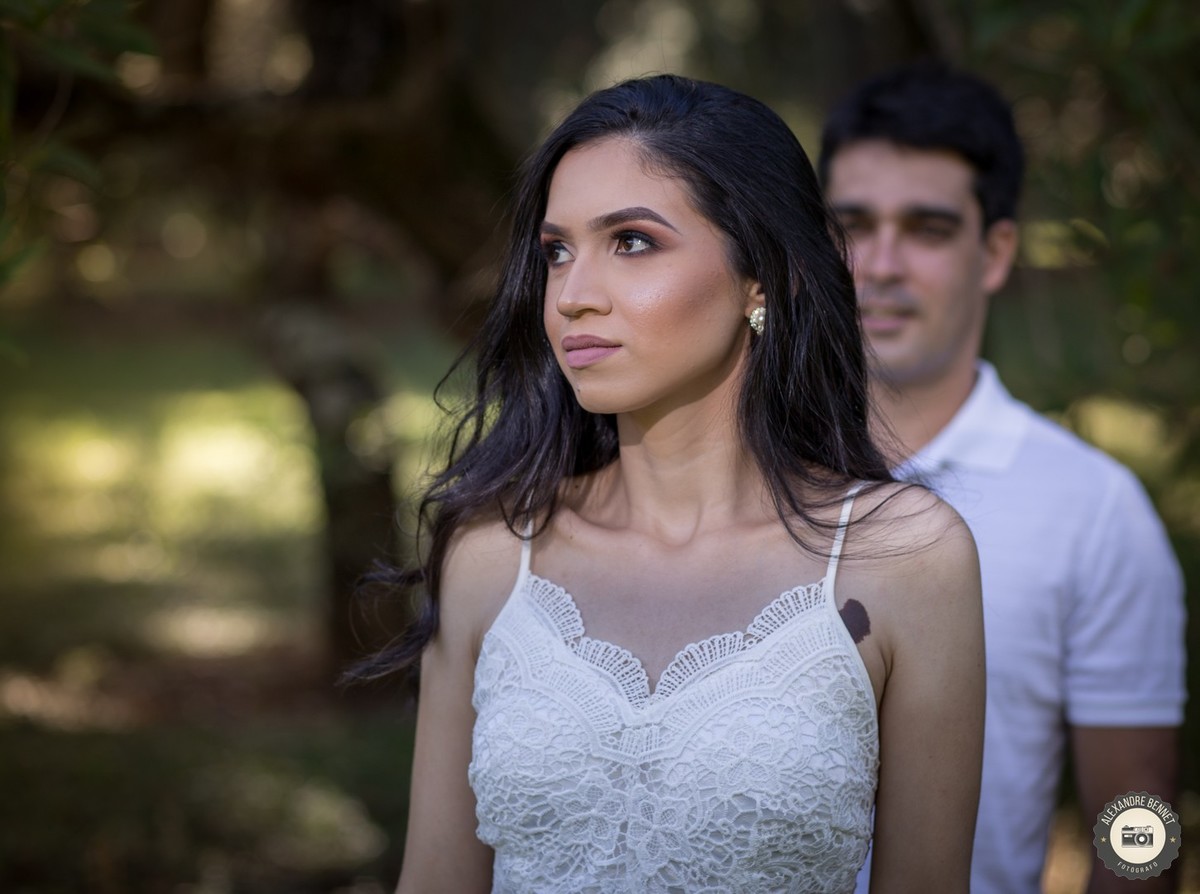 Em pré wedding realiza no Garden Hill Hotel e Golfe na cidade de São João Del Rei fotógrafo da o foco a noiva enquanto o noivo a observa ao fundo 