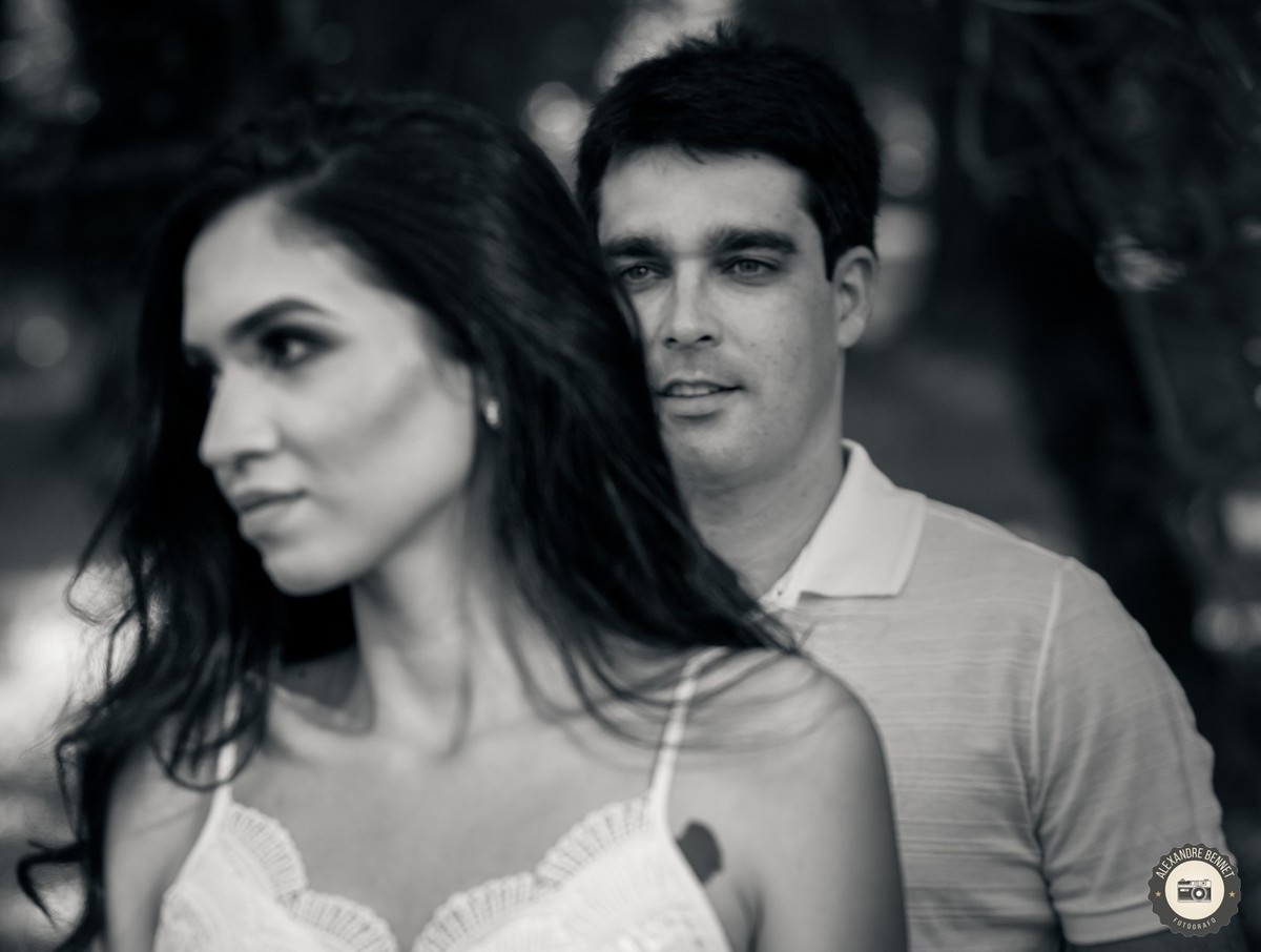 Em pré wedding realiza no Garden Hill Hotel e Golfe na cidade de São João Del Rei fotógrafo da o foco ao noivo que observa a noiva  