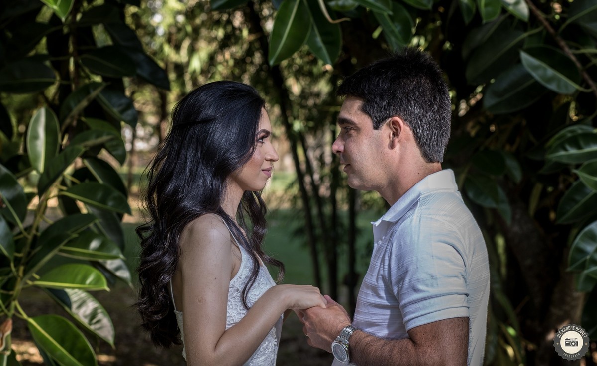 Casal troca olhares em Pré Casamento realizado na cidade de São João Del - MG no Garden Hill Hotel e Golfe  