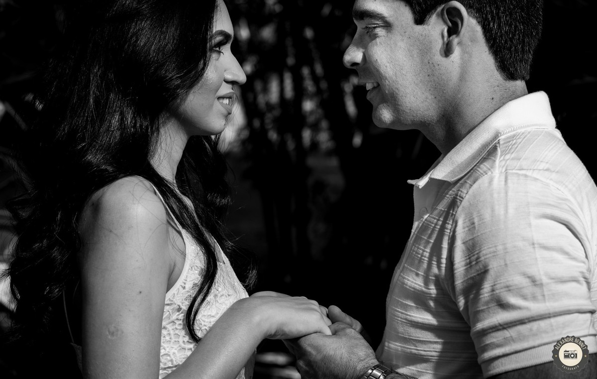 Casal troca olhares em Pré Casamento realizado na cidade de São João Del - MG no Garden Hill Hotel e Golfe  