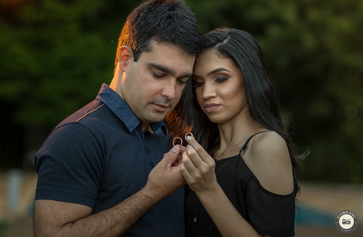 Noivos seguram e apreciam as alianças que serão usadas no grande dia  