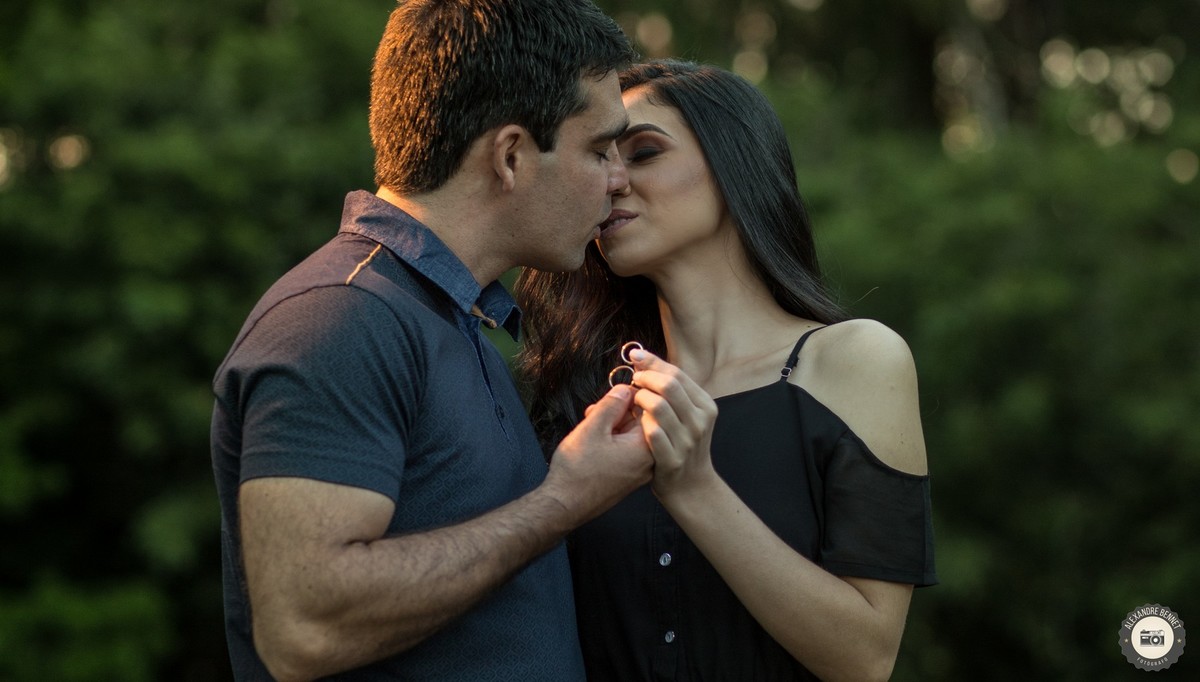 Com as alianças na mão os noivos se beijam demonstrando a ansiedade para o grande dia do casamento 