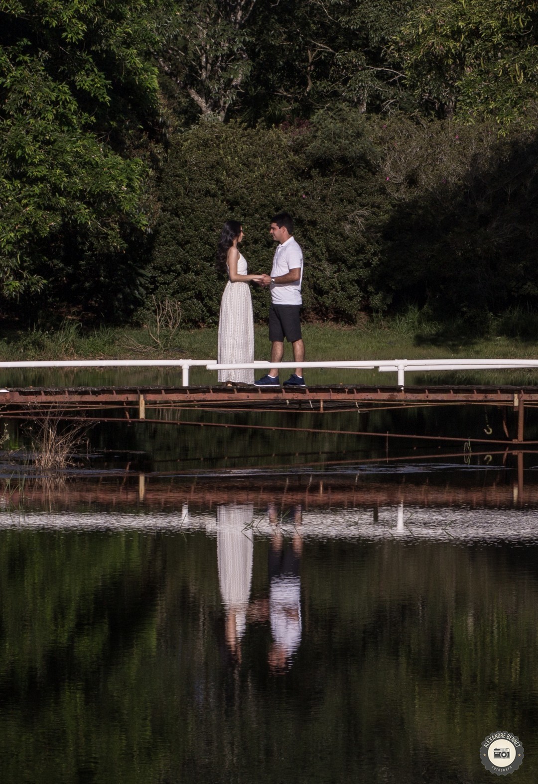 Casal caminha sobre a pone do Garden Hill Hotel e Golfe localizado na cidade de São João Del Rei - MG 